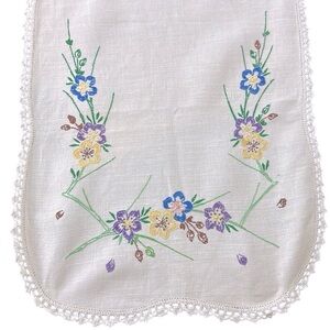 Vtg‎ Linen Table/Bureau/dresser Runner Embroidered
Flowers Crochet Trim